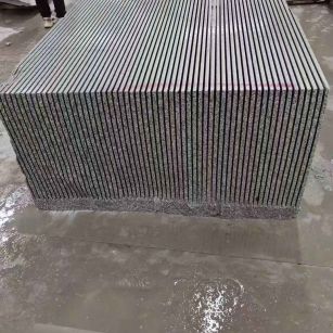 西宁芝麻白毛板荒料切割